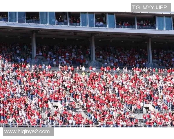 足球明星在看台亲切打招呼引发球迷热烈回应瞬间回顾 足球明星在看台亲切打招呼引发球迷热烈回应瞬间回顾