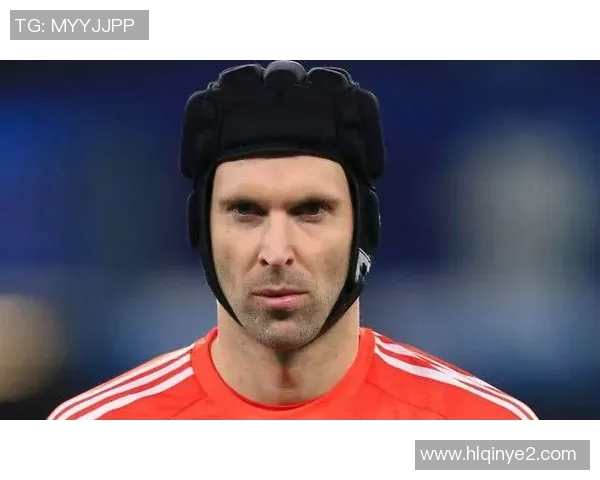 戴头套的足球明星如何在赛场上展现风采与实力的完美结合 戴头套的足球明星如何在赛场上展现风采与实力的完美结合